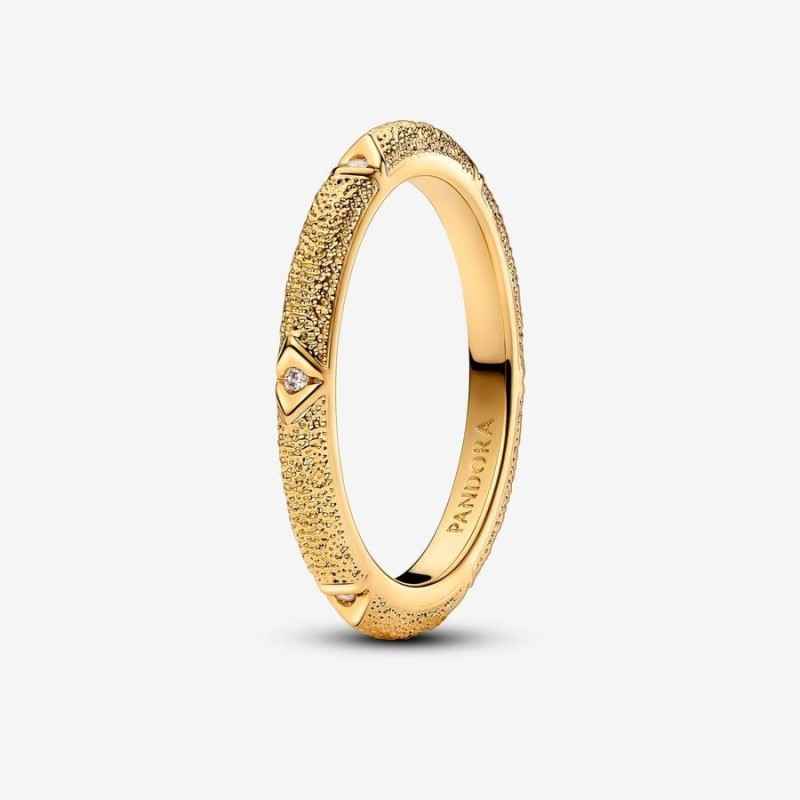 ANELLO TEXTURE MARTELLATA E PIETRE PLACCATO ORO MIS.50 PANDORA ANELLO TEXTURE MARTELLATA E PIETRE PLACCATO ORO MIS.50 PANDORA